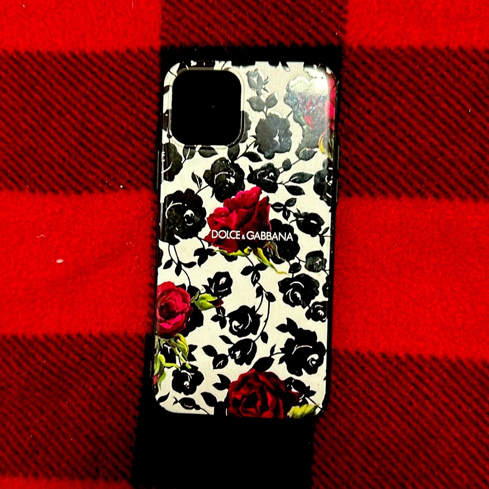 im selling a iphone phone case , color is black white the brand is dolce&gabbana